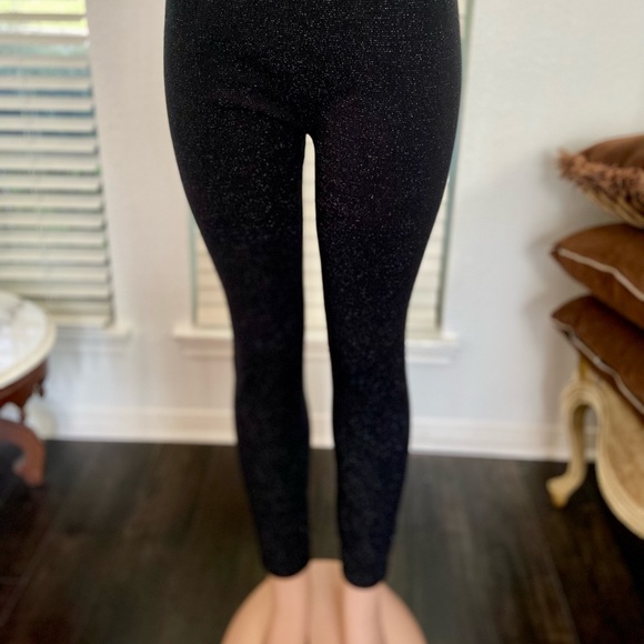 Ladies black loose fitting leggings.  Has stretch wide band waist. - Picture 1 of 4